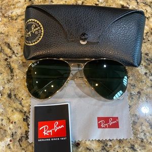 Ray ban classic polarized aviators.